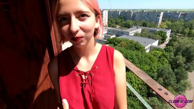 Tamaa ya Mwanafunzi Inamnyonya Mgeni Ugenini - Mzunguke Usoni